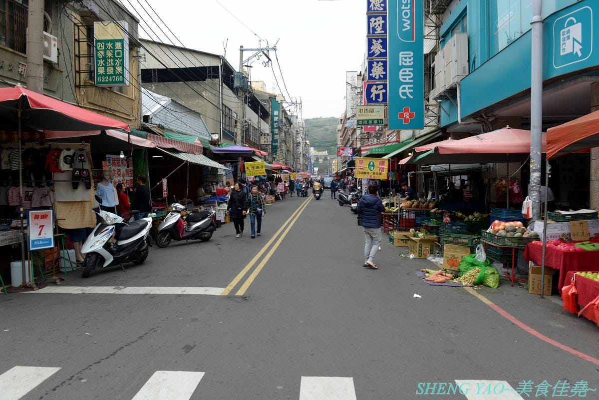 [台中清水]長袖廚房 – 隱藏在清水菜市場內的好吃牛肉麵,店面乾淨衛生,牛肉麵榨醬麵小菜全都好吃,大推清燉牛肉麵,湯頭清甜好喝,早上7點營業到下午1點半,想吃一定要趁早。