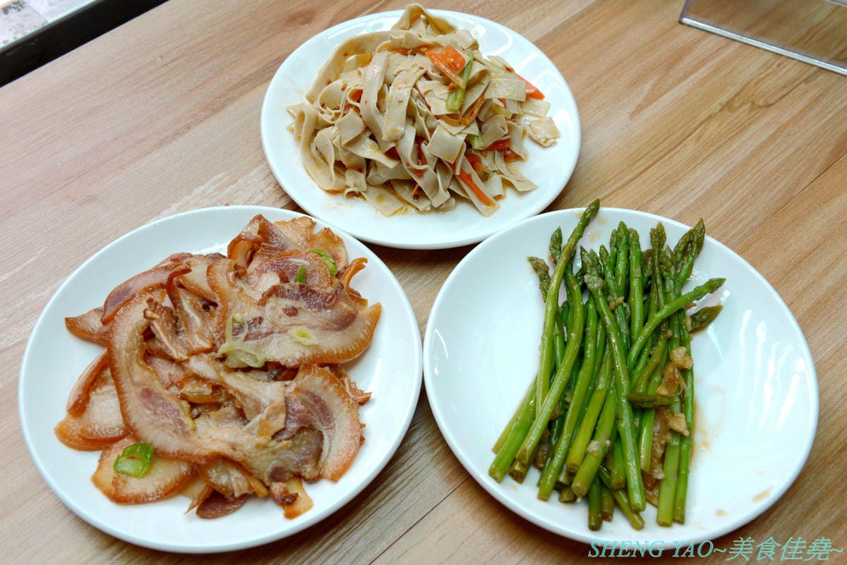 [台中清水]長袖廚房 – 隱藏在清水菜市場內的好吃牛肉麵,店面乾淨衛生,牛肉麵榨醬麵小菜全都好吃,大推清燉牛肉麵,湯頭清甜好喝,早上7點營業到下午1點半,想吃一定要趁早。