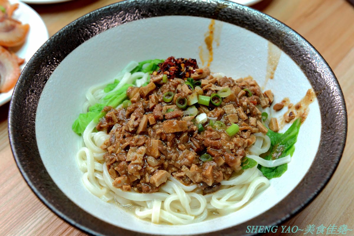 [台中清水]長袖廚房 – 隱藏在清水菜市場內的好吃牛肉麵,店面乾淨衛生,牛肉麵榨醬麵小菜全都好吃,大推清燉牛肉麵,湯頭清甜好喝,早上7點營業到下午1點半,想吃一定要趁早。