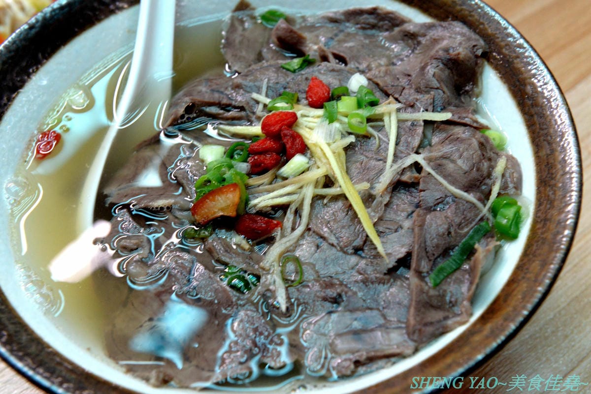 [台中清水]長袖廚房 – 隱藏在清水菜市場內的好吃牛肉麵,店面乾淨衛生,牛肉麵榨醬麵小菜全都好吃,大推清燉牛肉麵,湯頭清甜好喝,早上7點營業到下午1點半,想吃一定要趁早。