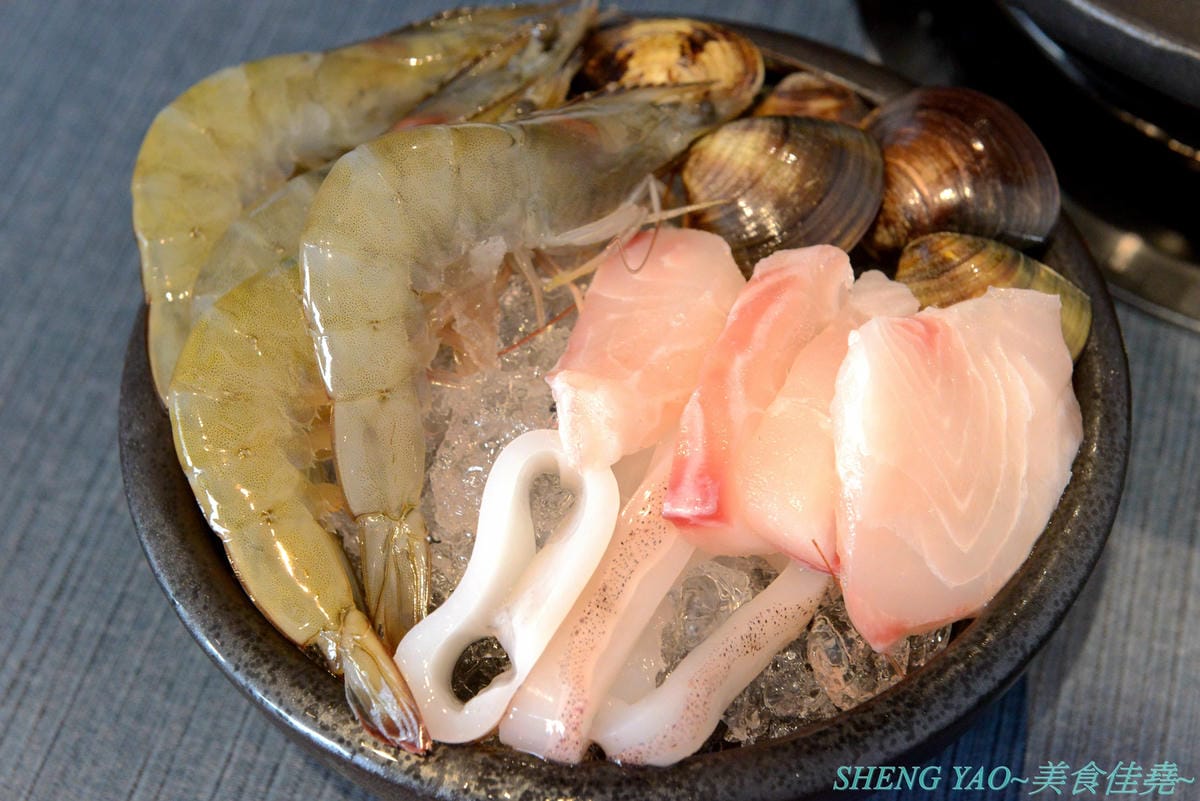[台中西屯]敝姓鍋 台中旗艦店 – 台中小清新文青風鍋物店,湯頭有特色,起司牛奶鍋是用整瓶高大鮮乳加上一盤乳酪絲,加湯還是牛奶湯,平價消費不收服務費,鍋物最便宜200元不到。