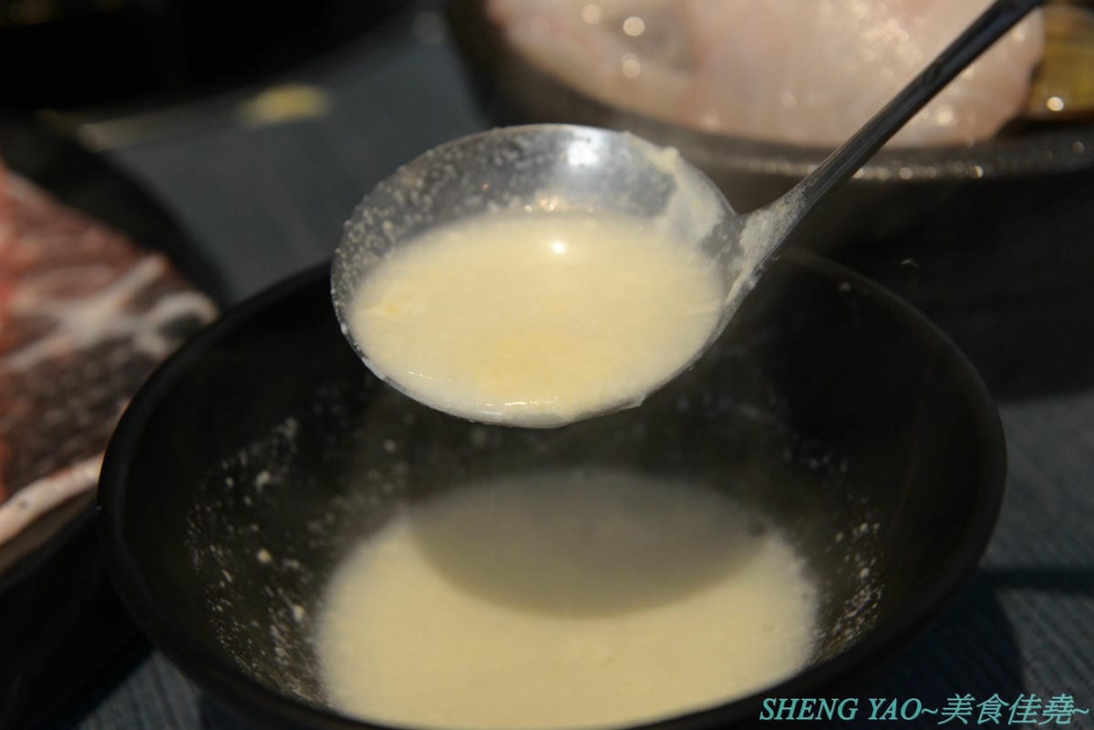 [台中西屯]敝姓鍋 台中旗艦店 – 台中小清新文青風鍋物店,湯頭有特色,起司牛奶鍋是用整瓶高大鮮乳加上一盤乳酪絲,加湯還是牛奶湯,平價消費不收服務費,鍋物最便宜200元不到。