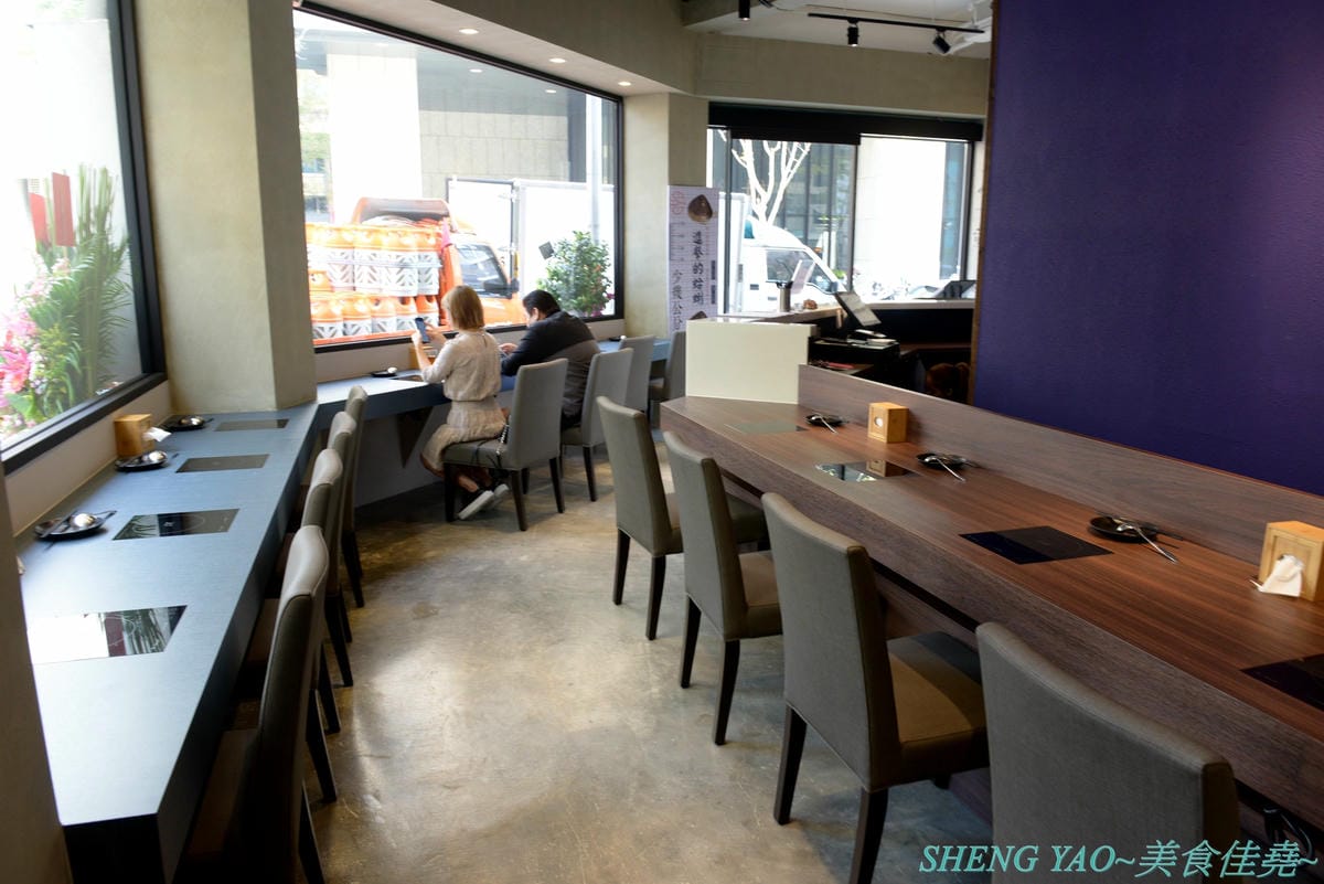[台中西屯]敝姓鍋 台中旗艦店 – 台中小清新文青風鍋物店,湯頭有特色,起司牛奶鍋是用整瓶高大鮮乳加上一盤乳酪絲,加湯還是牛奶湯,平價消費不收服務費,鍋物最便宜200元不到。