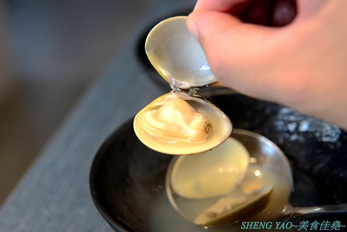 [台中西屯]敝姓鍋 台中旗艦店 – 台中小清新文青風鍋物店,湯頭有特色,起司牛奶鍋是用整瓶高大鮮乳加上一盤乳酪絲,加湯還是牛奶湯,平價消費不收服務費,鍋物最便宜200元不到。