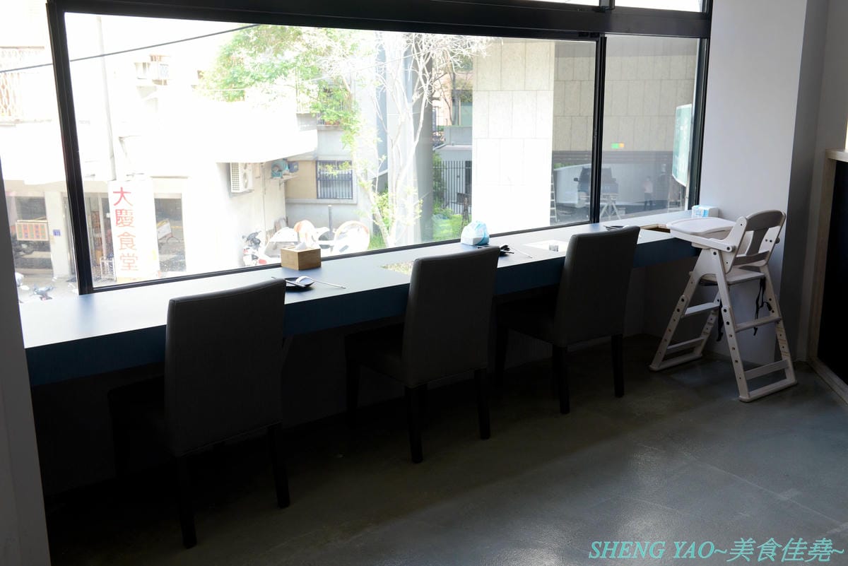 [台中西屯]敝姓鍋 台中旗艦店 – 台中小清新文青風鍋物店,湯頭有特色,起司牛奶鍋是用整瓶高大鮮乳加上一盤乳酪絲,加湯還是牛奶湯,平價消費不收服務費,鍋物最便宜200元不到。