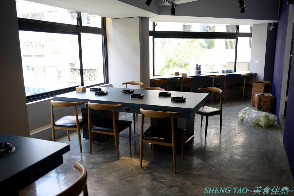 [台中西屯]敝姓鍋 台中旗艦店 – 台中小清新文青風鍋物店,湯頭有特色,起司牛奶鍋是用整瓶高大鮮乳加上一盤乳酪絲,加湯還是牛奶湯,平價消費不收服務費,鍋物最便宜200元不到。