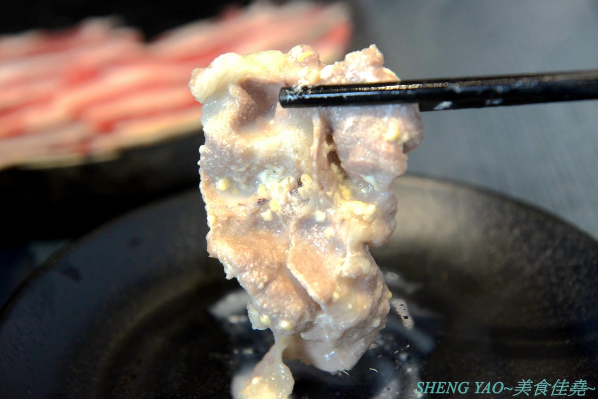 [台中西屯]敝姓鍋 台中旗艦店 – 台中小清新文青風鍋物店,湯頭有特色,起司牛奶鍋是用整瓶高大鮮乳加上一盤乳酪絲,加湯還是牛奶湯,平價消費不收服務費,鍋物最便宜200元不到。