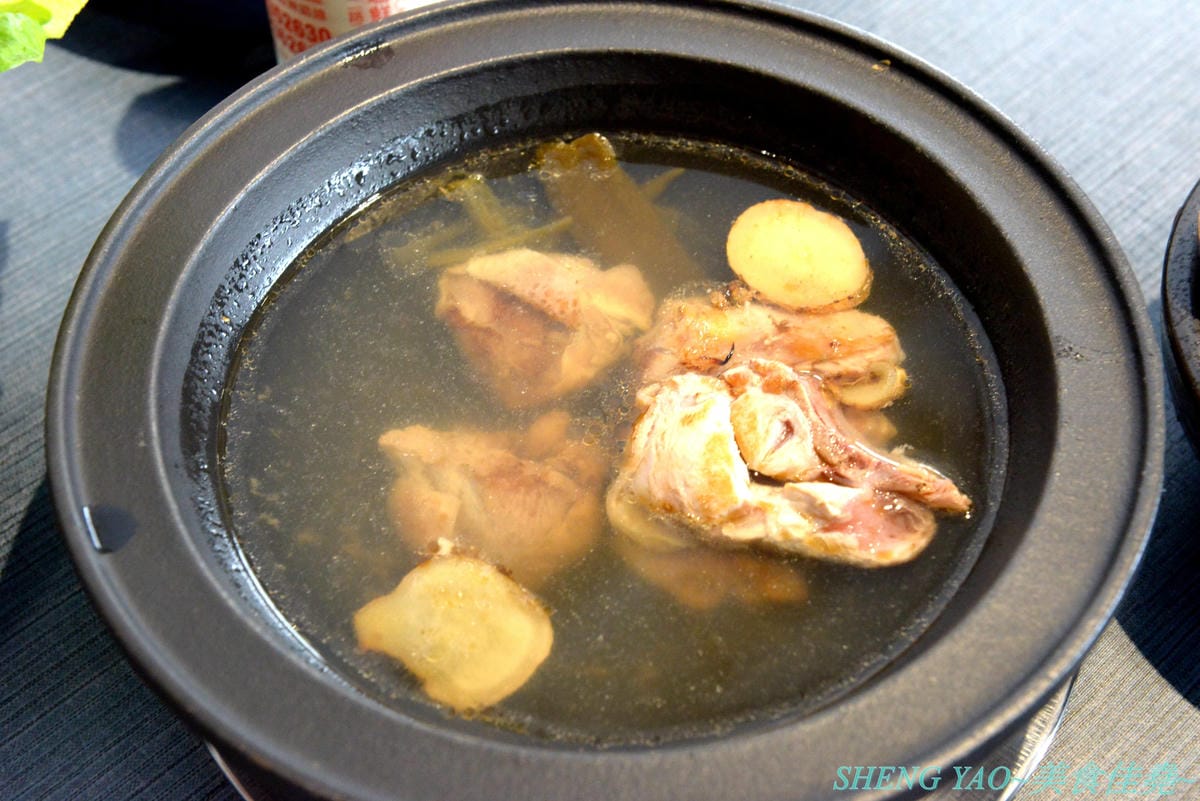 [台中西屯]敝姓鍋 台中旗艦店 – 台中小清新文青風鍋物店,湯頭有特色,起司牛奶鍋是用整瓶高大鮮乳加上一盤乳酪絲,加湯還是牛奶湯,平價消費不收服務費,鍋物最便宜200元不到。