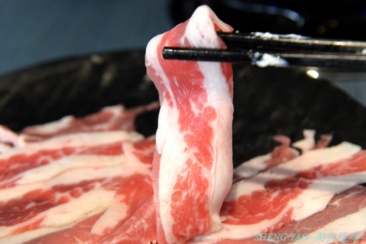 [台中西屯]敝姓鍋 台中旗艦店 – 台中小清新文青風鍋物店,湯頭有特色,起司牛奶鍋是用整瓶高大鮮乳加上一盤乳酪絲,加湯還是牛奶湯,平價消費不收服務費,鍋物最便宜200元不到。
