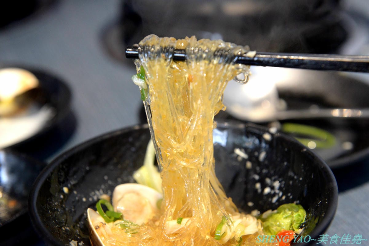 [台中西屯]敝姓鍋 台中旗艦店 – 台中小清新文青風鍋物店,湯頭有特色,起司牛奶鍋是用整瓶高大鮮乳加上一盤乳酪絲,加湯還是牛奶湯,平價消費不收服務費,鍋物最便宜200元不到。