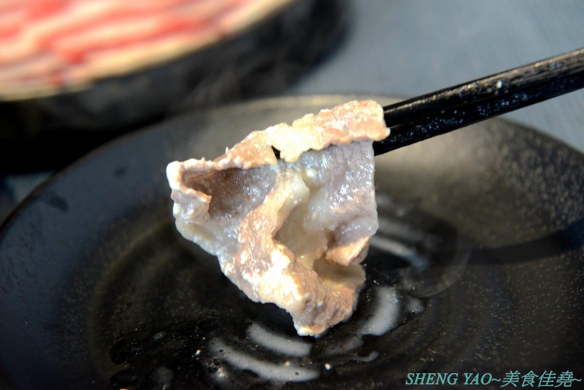 [台中西屯]敝姓鍋 台中旗艦店 – 台中小清新文青風鍋物店,湯頭有特色,起司牛奶鍋是用整瓶高大鮮乳加上一盤乳酪絲,加湯還是牛奶湯,平價消費不收服務費,鍋物最便宜200元不到。