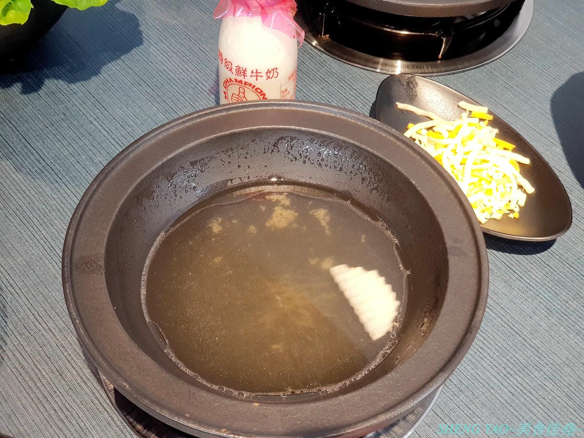 [台中西屯]敝姓鍋 台中旗艦店 – 台中小清新文青風鍋物店,湯頭有特色,起司牛奶鍋是用整瓶高大鮮乳加上一盤乳酪絲,加湯還是牛奶湯,平價消費不收服務費,鍋物最便宜200元不到。