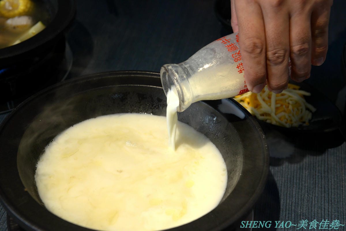 [台中西屯]敝姓鍋 台中旗艦店 – 台中小清新文青風鍋物店,湯頭有特色,起司牛奶鍋是用整瓶高大鮮乳加上一盤乳酪絲,加湯還是牛奶湯,平價消費不收服務費,鍋物最便宜200元不到。