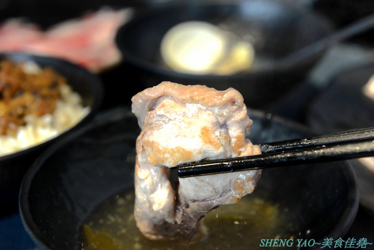 [台中西屯]敝姓鍋 台中旗艦店 – 台中小清新文青風鍋物店,湯頭有特色,起司牛奶鍋是用整瓶高大鮮乳加上一盤乳酪絲,加湯還是牛奶湯,平價消費不收服務費,鍋物最便宜200元不到。