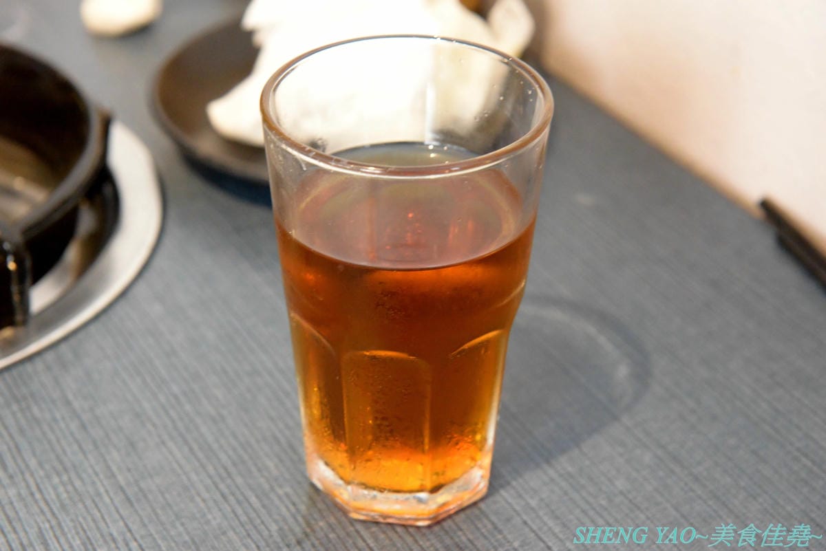 [台中西屯]敝姓鍋 台中旗艦店 – 台中小清新文青風鍋物店,湯頭有特色,起司牛奶鍋是用整瓶高大鮮乳加上一盤乳酪絲,加湯還是牛奶湯,平價消費不收服務費,鍋物最便宜200元不到。