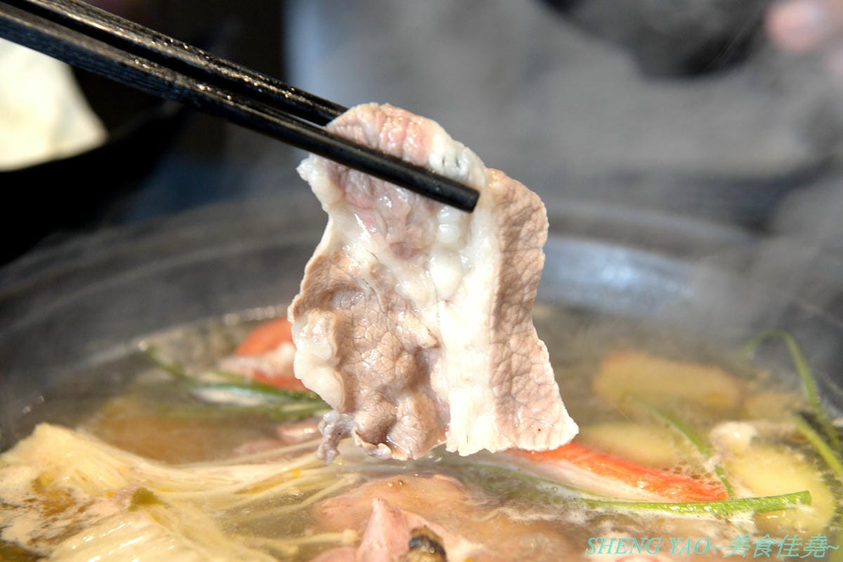 [台中西屯]敝姓鍋 台中旗艦店 – 台中小清新文青風鍋物店,湯頭有特色,起司牛奶鍋是用整瓶高大鮮乳加上一盤乳酪絲,加湯還是牛奶湯,平價消費不收服務費,鍋物最便宜200元不到。