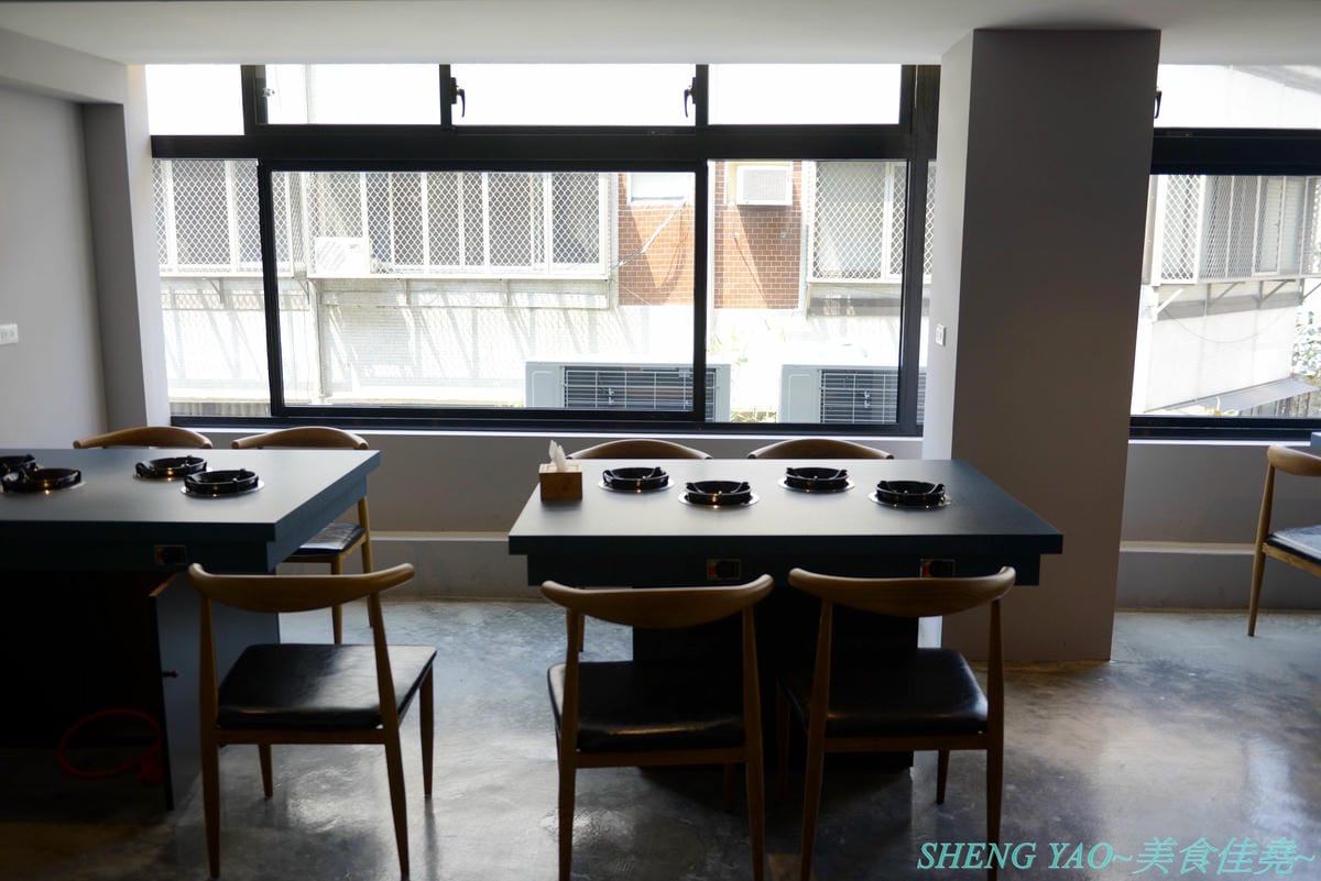 [台中西屯]敝姓鍋 台中旗艦店 – 台中小清新文青風鍋物店,湯頭有特色,起司牛奶鍋是用整瓶高大鮮乳加上一盤乳酪絲,加湯還是牛奶湯,平價消費不收服務費,鍋物最便宜200元不到。