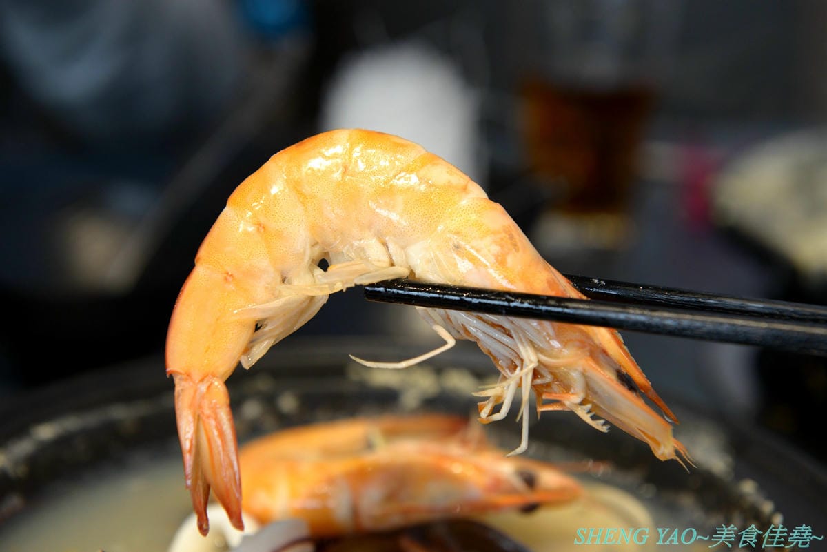[台中西屯]敝姓鍋 台中旗艦店 – 台中小清新文青風鍋物店,湯頭有特色,起司牛奶鍋是用整瓶高大鮮乳加上一盤乳酪絲,加湯還是牛奶湯,平價消費不收服務費,鍋物最便宜200元不到。