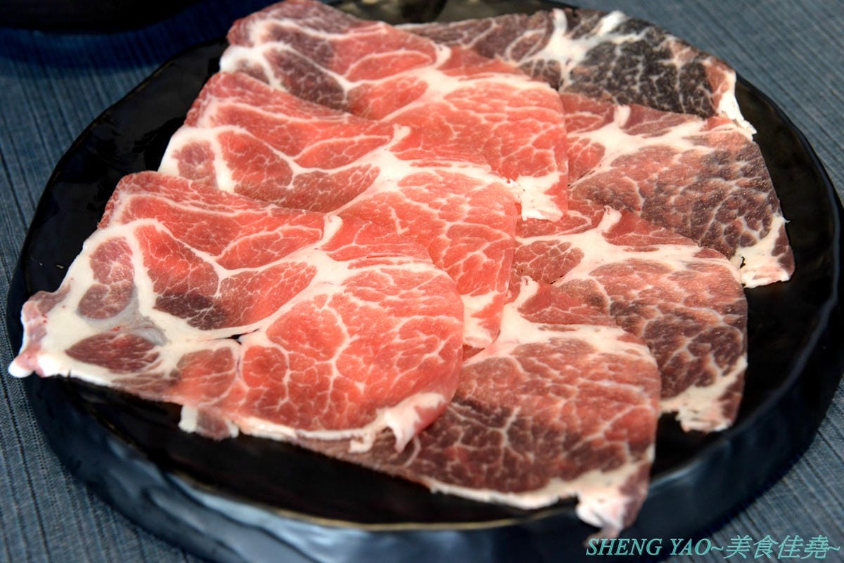 [台中西屯]敝姓鍋 台中旗艦店 – 台中小清新文青風鍋物店,湯頭有特色,起司牛奶鍋是用整瓶高大鮮乳加上一盤乳酪絲,加湯還是牛奶湯,平價消費不收服務費,鍋物最便宜200元不到。