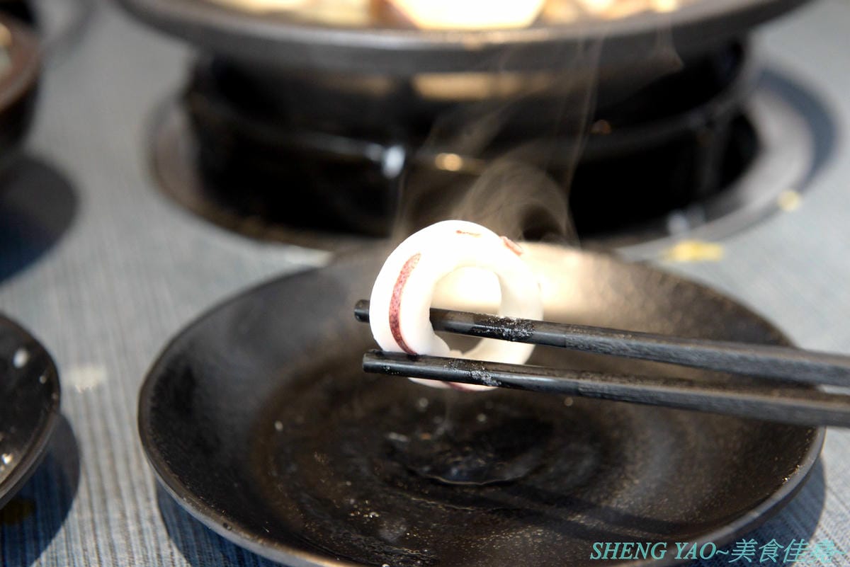 [台中西屯]敝姓鍋 台中旗艦店 – 台中小清新文青風鍋物店,湯頭有特色,起司牛奶鍋是用整瓶高大鮮乳加上一盤乳酪絲,加湯還是牛奶湯,平價消費不收服務費,鍋物最便宜200元不到。