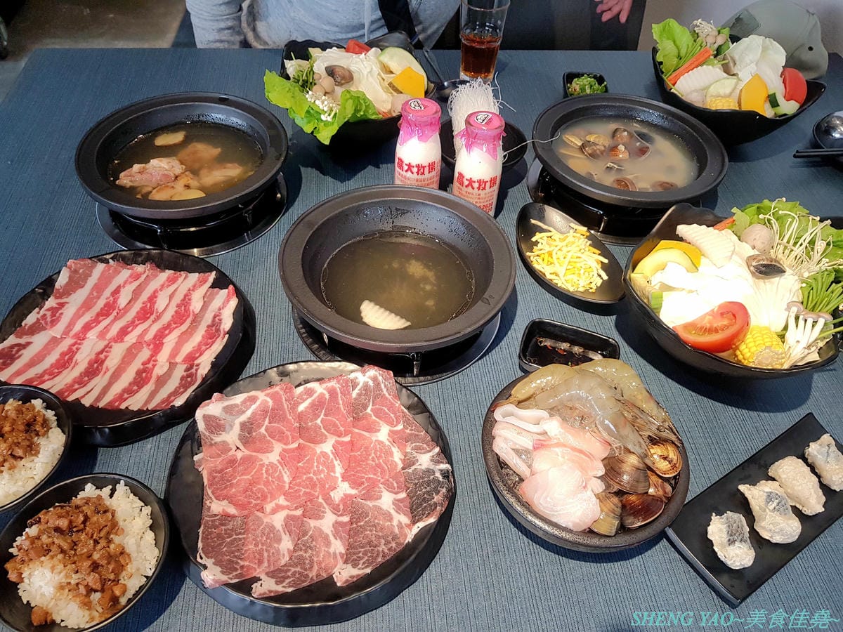 [台中西屯]敝姓鍋 台中旗艦店 – 台中小清新文青風鍋物店,湯頭有特色,起司牛奶鍋是用整瓶高大鮮乳加上一盤乳酪絲,加湯還是牛奶湯,平價消費不收服務費,鍋物最便宜200元不到。