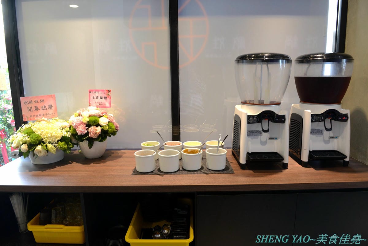 [台中西屯]敝姓鍋 台中旗艦店 – 台中小清新文青風鍋物店,湯頭有特色,起司牛奶鍋是用整瓶高大鮮乳加上一盤乳酪絲,加湯還是牛奶湯,平價消費不收服務費,鍋物最便宜200元不到。
