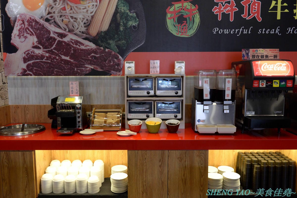 [台中沙鹿]犇頂牛排 二訪 2019新MENU – 不少學生朋友們大推的靜宜商圈好吃牛排館,排餐種類豐富多達近20種,平價消費,最便宜只要150元,肉品都是原肉不用重組肉,自助吧現烤吐司抹香蒜醬超好吃,新