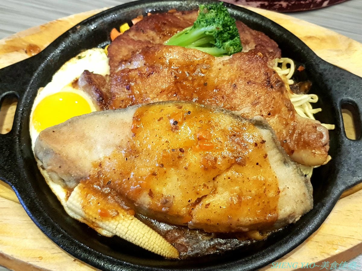 [台中沙鹿]犇頂牛排 二訪 2019新MENU – 不少學生朋友們大推的靜宜商圈好吃牛排館,排餐種類豐富多達近20種,平價消費,最便宜只要150元,肉品都是原肉不用重組肉,自助吧現烤吐司抹香蒜醬超好吃,新