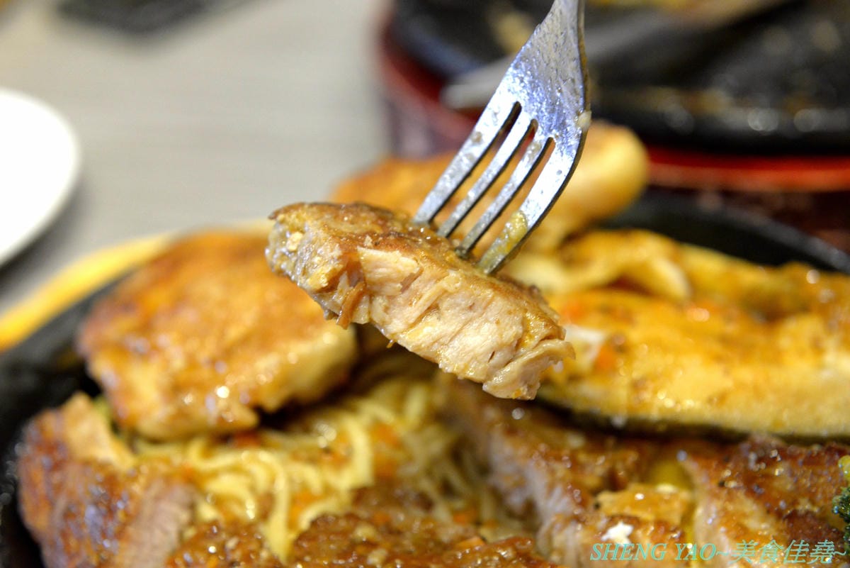 [台中沙鹿]犇頂牛排 二訪 2019新MENU – 不少學生朋友們大推的靜宜商圈好吃牛排館,排餐種類豐富多達近20種,平價消費,最便宜只要150元,肉品都是原肉不用重組肉,自助吧現烤吐司抹香蒜醬超好吃,新