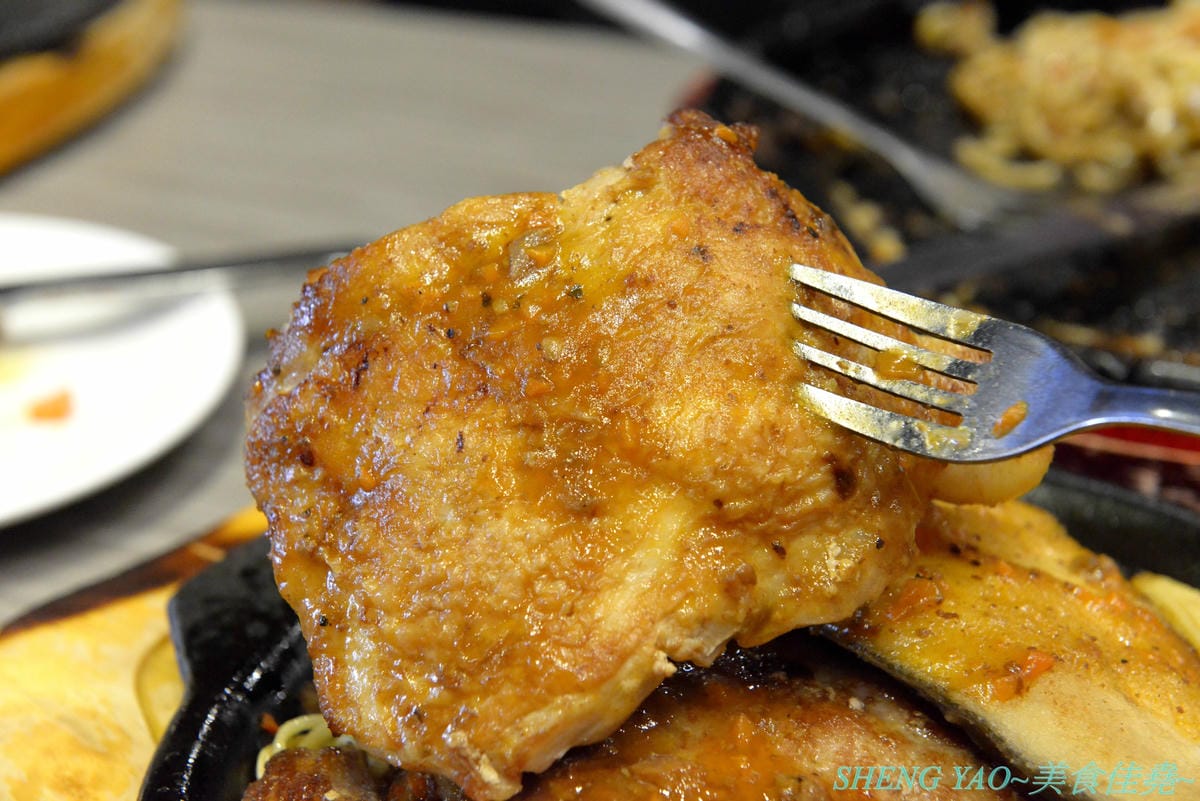 [台中沙鹿]犇頂牛排 二訪 2019新MENU – 不少學生朋友們大推的靜宜商圈好吃牛排館,排餐種類豐富多達近20種,平價消費,最便宜只要150元,肉品都是原肉不用重組肉,自助吧現烤吐司抹香蒜醬超好吃,新