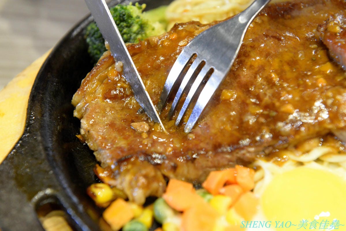 [台中沙鹿]犇頂牛排 二訪 2019新MENU – 不少學生朋友們大推的靜宜商圈好吃牛排館,排餐種類豐富多達近20種,平價消費,最便宜只要150元,肉品都是原肉不用重組肉,自助吧現烤吐司抹香蒜醬超好吃,新