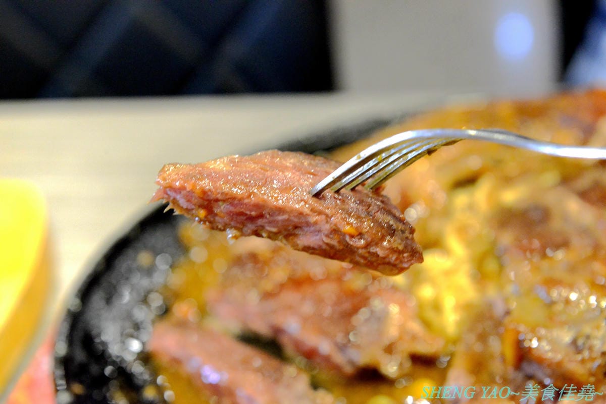 [台中沙鹿]犇頂牛排 二訪 2019新MENU – 不少學生朋友們大推的靜宜商圈好吃牛排館,排餐種類豐富多達近20種,平價消費,最便宜只要150元,肉品都是原肉不用重組肉,自助吧現烤吐司抹香蒜醬超好吃,新