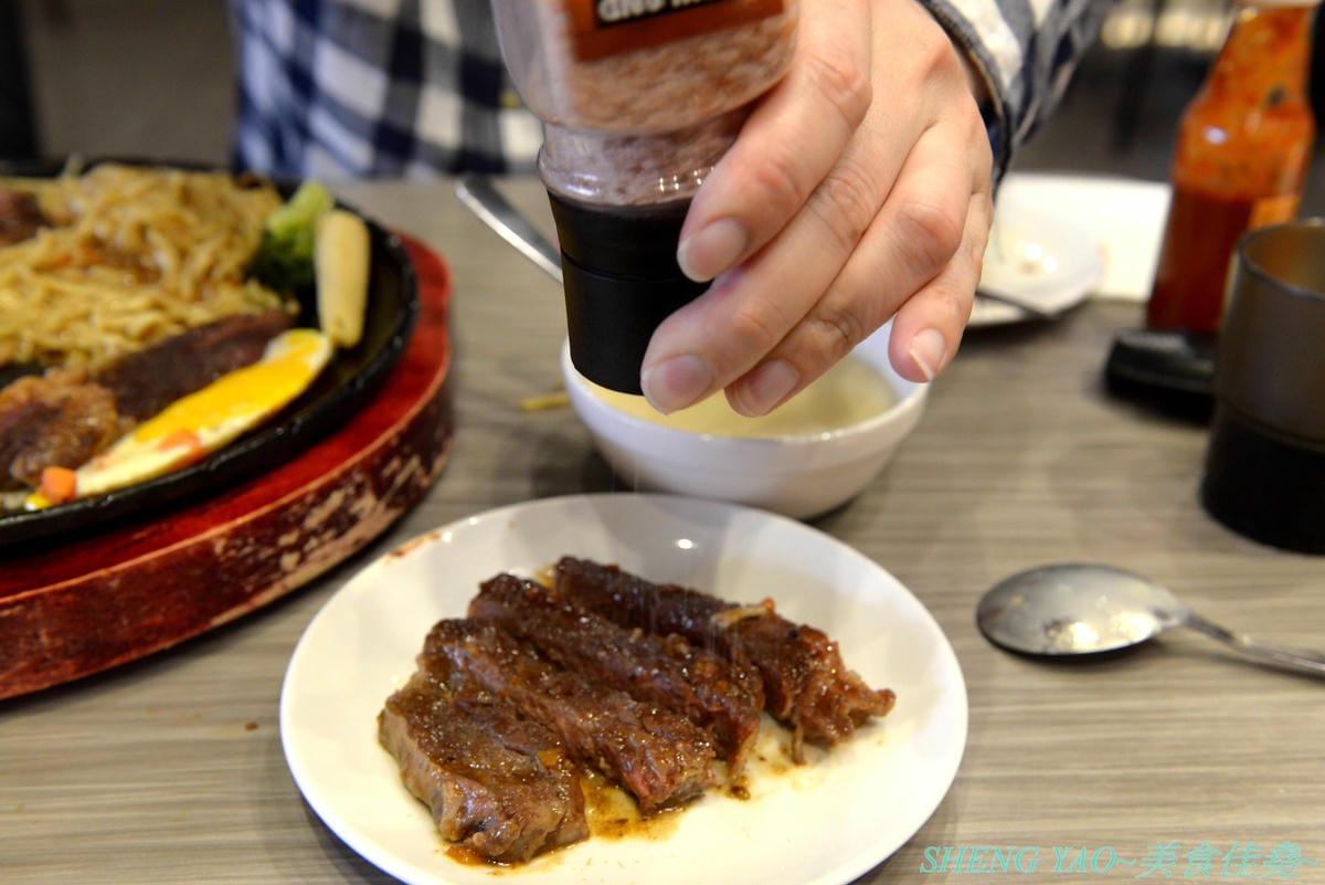 [台中沙鹿]犇頂牛排 二訪 2019新MENU – 不少學生朋友們大推的靜宜商圈好吃牛排館,排餐種類豐富多達近20種,平價消費,最便宜只要150元,肉品都是原肉不用重組肉,自助吧現烤吐司抹香蒜醬超好吃,新