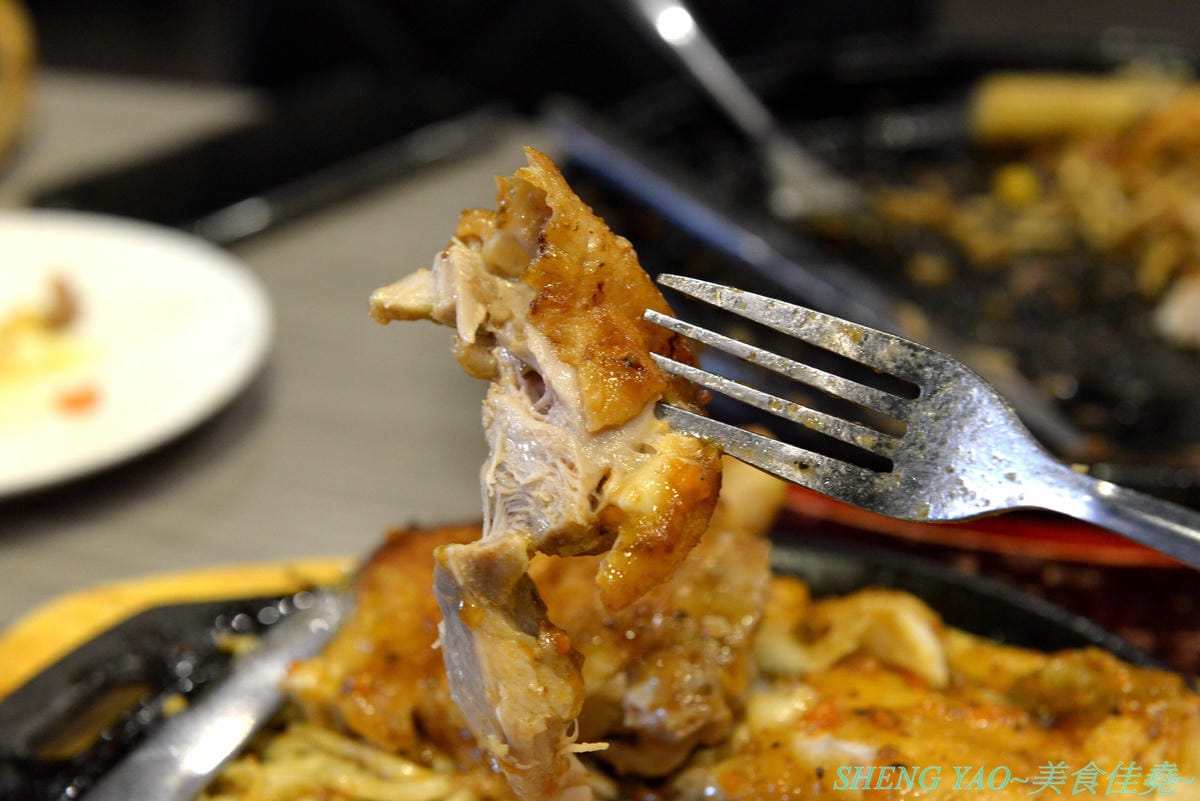 [台中沙鹿]犇頂牛排 二訪 2019新MENU – 不少學生朋友們大推的靜宜商圈好吃牛排館,排餐種類豐富多達近20種,平價消費,最便宜只要150元,肉品都是原肉不用重組肉,自助吧現烤吐司抹香蒜醬超好吃,新