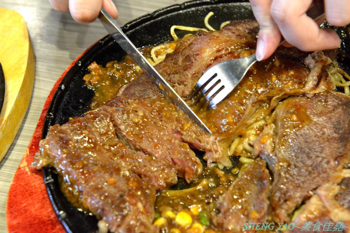[台中沙鹿]犇頂牛排 二訪 2019新MENU – 不少學生朋友們大推的靜宜商圈好吃牛排館,排餐種類豐富多達近20種,平價消費,最便宜只要150元,肉品都是原肉不用重組肉,自助吧現烤吐司抹香蒜醬超好吃,新