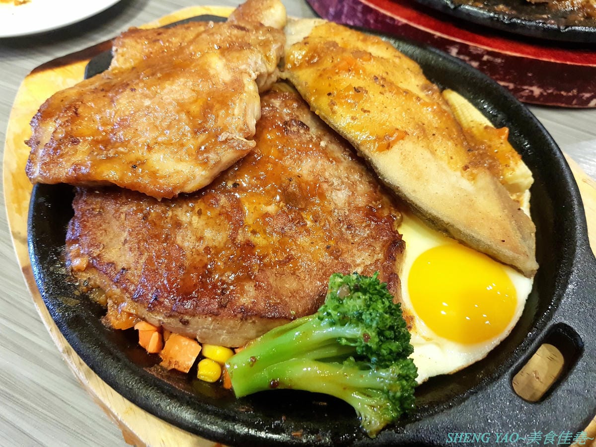 [台中沙鹿]犇頂牛排 二訪 2019新MENU – 不少學生朋友們大推的靜宜商圈好吃牛排館,排餐種類豐富多達近20種,平價消費,最便宜只要150元,肉品都是原肉不用重組肉,自助吧現烤吐司抹香蒜醬超好吃,新