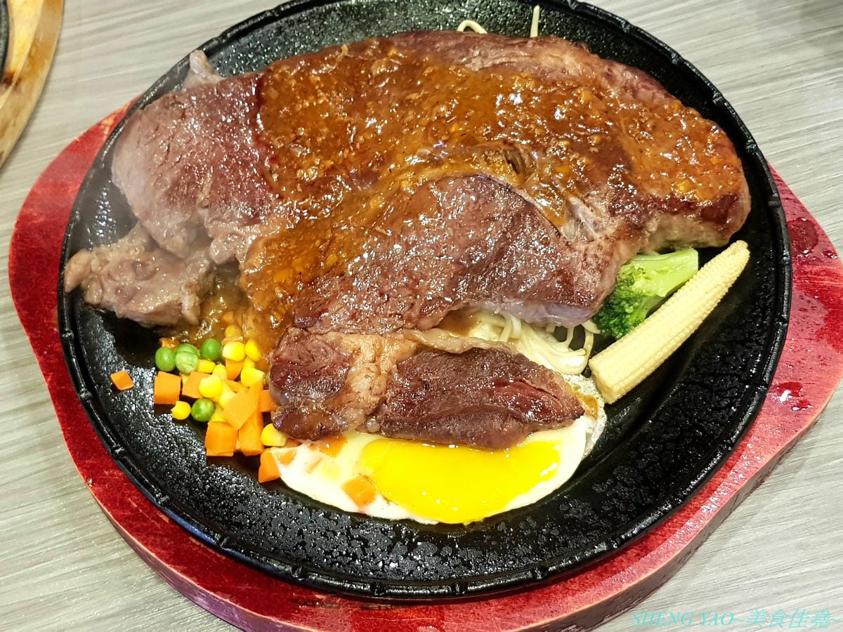 [台中沙鹿]犇頂牛排 二訪 2019新MENU – 不少學生朋友們大推的靜宜商圈好吃牛排館,排餐種類豐富多達近20種,平價消費,最便宜只要150元,肉品都是原肉不用重組肉,自助吧現烤吐司抹香蒜醬超好吃,新