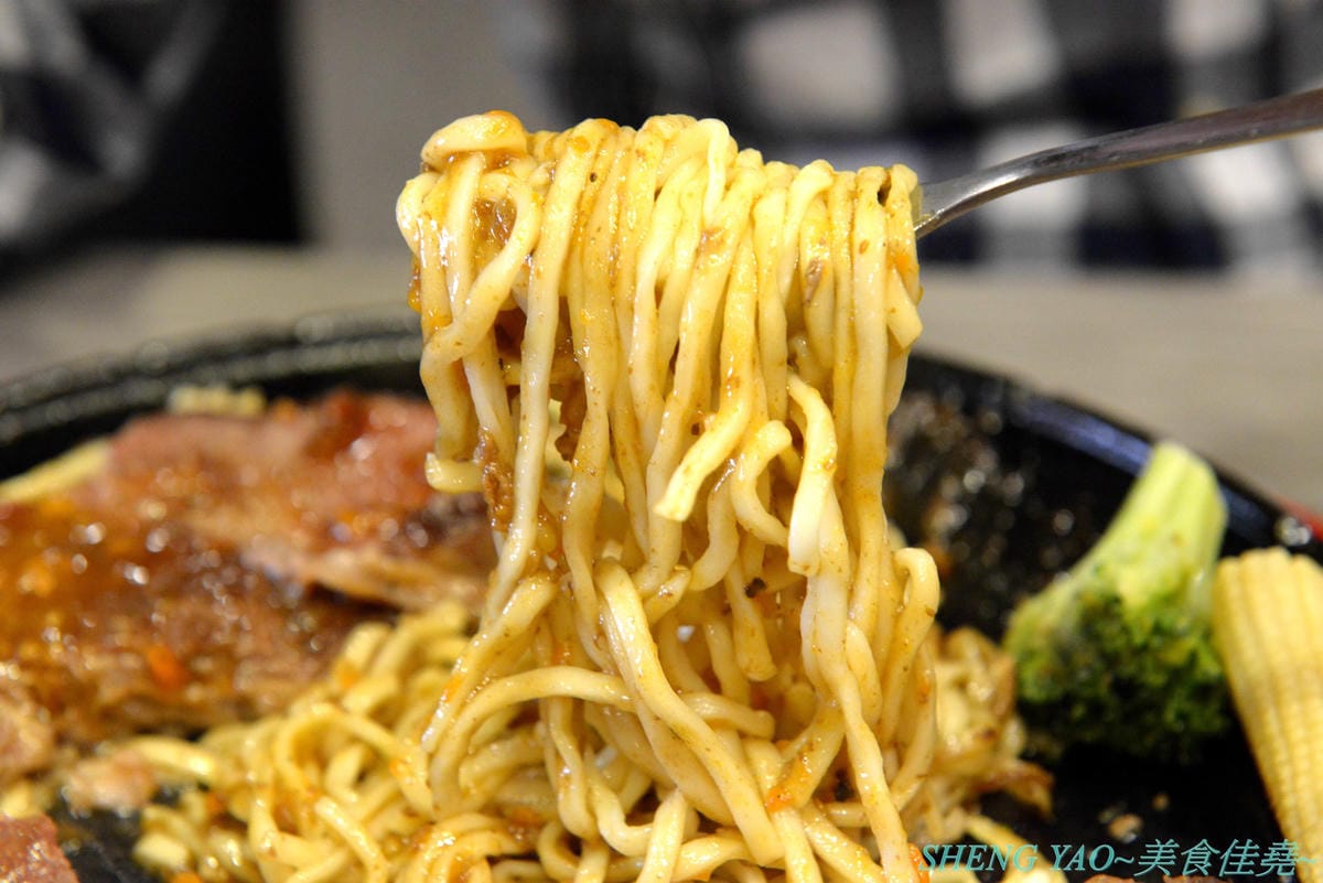 [台中沙鹿]犇頂牛排 二訪 2019新MENU – 不少學生朋友們大推的靜宜商圈好吃牛排館,排餐種類豐富多達近20種,平價消費,最便宜只要150元,肉品都是原肉不用重組肉,自助吧現烤吐司抹香蒜醬超好吃,新