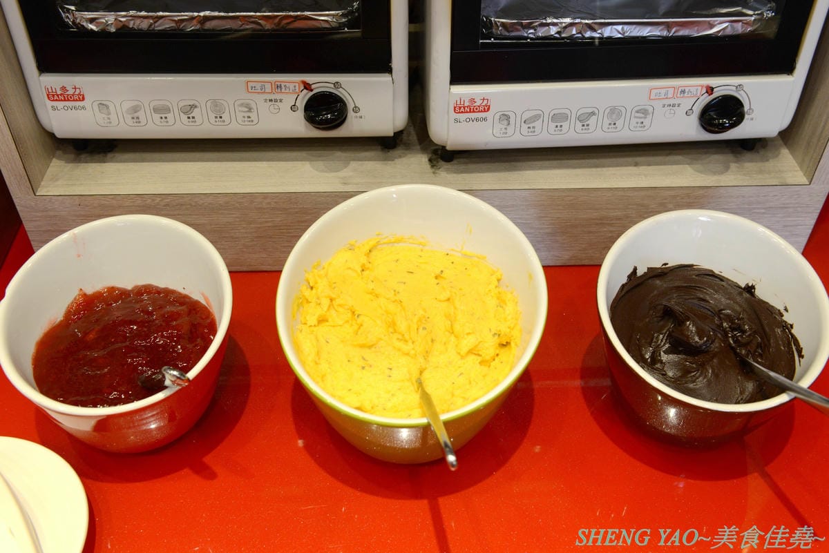 [台中沙鹿]犇頂牛排 二訪 2019新MENU – 不少學生朋友們大推的靜宜商圈好吃牛排館,排餐種類豐富多達近20種,平價消費,最便宜只要150元,肉品都是原肉不用重組肉,自助吧現烤吐司抹香蒜醬超好吃,新