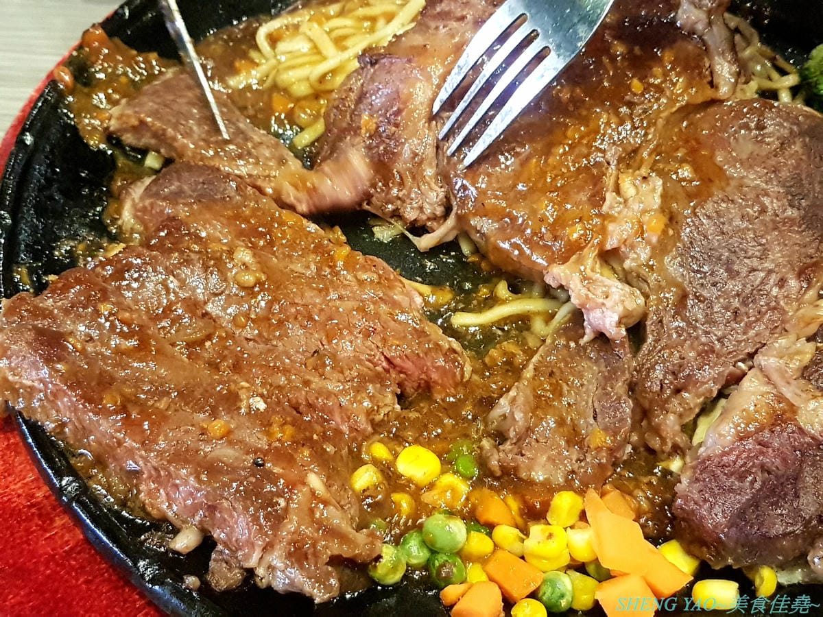 [台中沙鹿]犇頂牛排 二訪 2019新MENU – 不少學生朋友們大推的靜宜商圈好吃牛排館,排餐種類豐富多達近20種,平價消費,最便宜只要150元,肉品都是原肉不用重組肉,自助吧現烤吐司抹香蒜醬超好吃,新