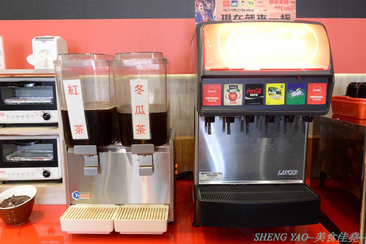 [台中沙鹿]犇頂牛排 二訪 2019新MENU – 不少學生朋友們大推的靜宜商圈好吃牛排館,排餐種類豐富多達近20種,平價消費,最便宜只要150元,肉品都是原肉不用重組肉,自助吧現烤吐司抹香蒜醬超好吃,新