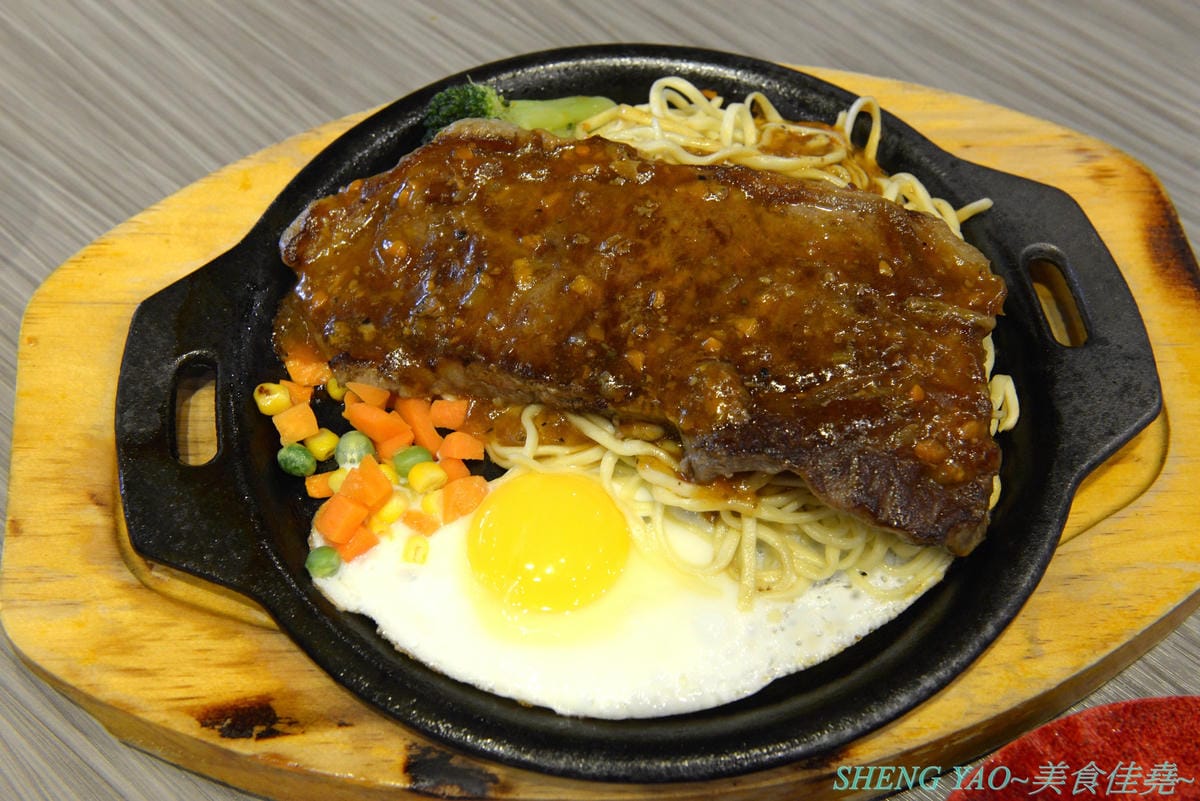 [台中沙鹿]犇頂牛排 二訪 2019新MENU – 不少學生朋友們大推的靜宜商圈好吃牛排館,排餐種類豐富多達近20種,平價消費,最便宜只要150元,肉品都是原肉不用重組肉,自助吧現烤吐司抹香蒜醬超好吃,新