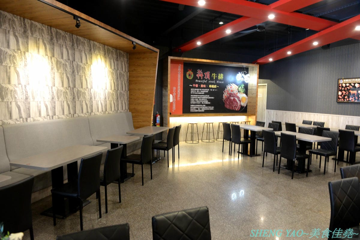 [台中沙鹿]犇頂牛排 二訪 2019新MENU – 不少學生朋友們大推的靜宜商圈好吃牛排館,排餐種類豐富多達近20種,平價消費,最便宜只要150元,肉品都是原肉不用重組肉,自助吧現烤吐司抹香蒜醬超好吃,新