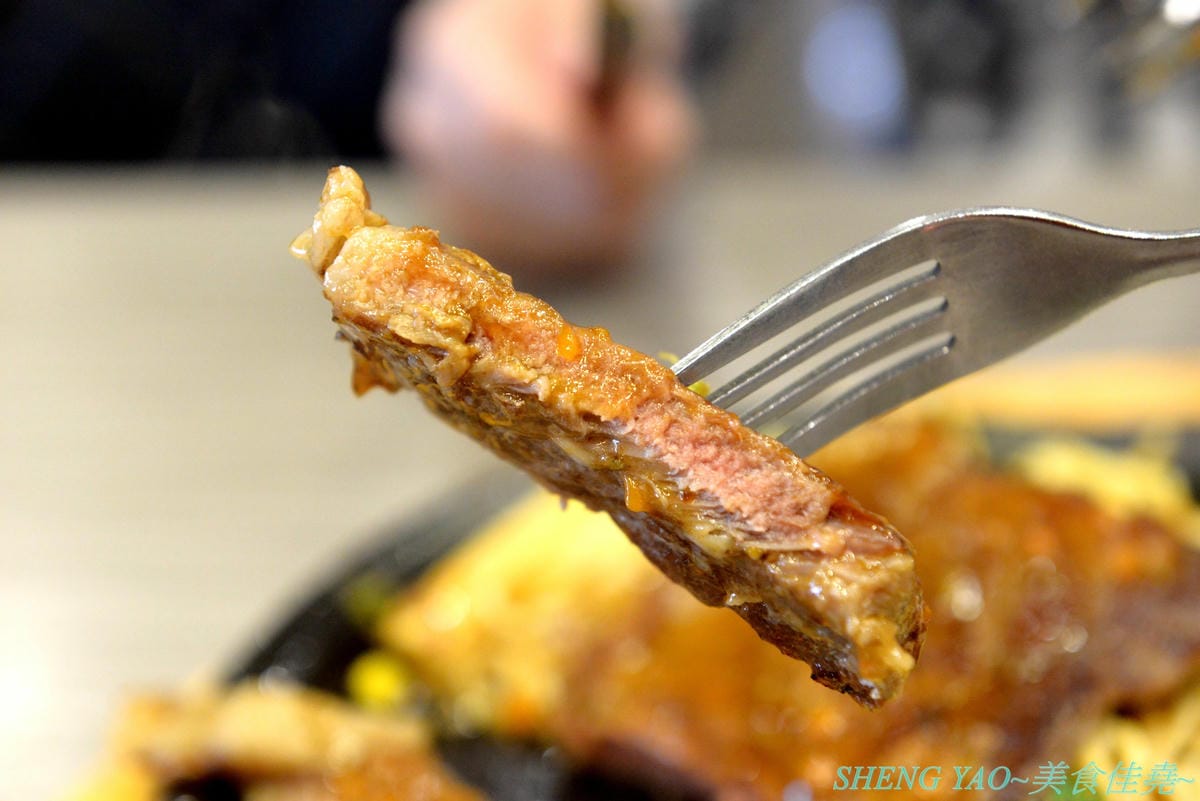 [台中沙鹿]犇頂牛排 二訪 2019新MENU – 不少學生朋友們大推的靜宜商圈好吃牛排館,排餐種類豐富多達近20種,平價消費,最便宜只要150元,肉品都是原肉不用重組肉,自助吧現烤吐司抹香蒜醬超好吃,新