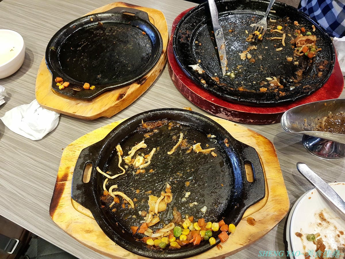 [台中沙鹿]犇頂牛排 二訪 2019新MENU – 不少學生朋友們大推的靜宜商圈好吃牛排館,排餐種類豐富多達近20種,平價消費,最便宜只要150元,肉品都是原肉不用重組肉,自助吧現烤吐司抹香蒜醬超好吃,新