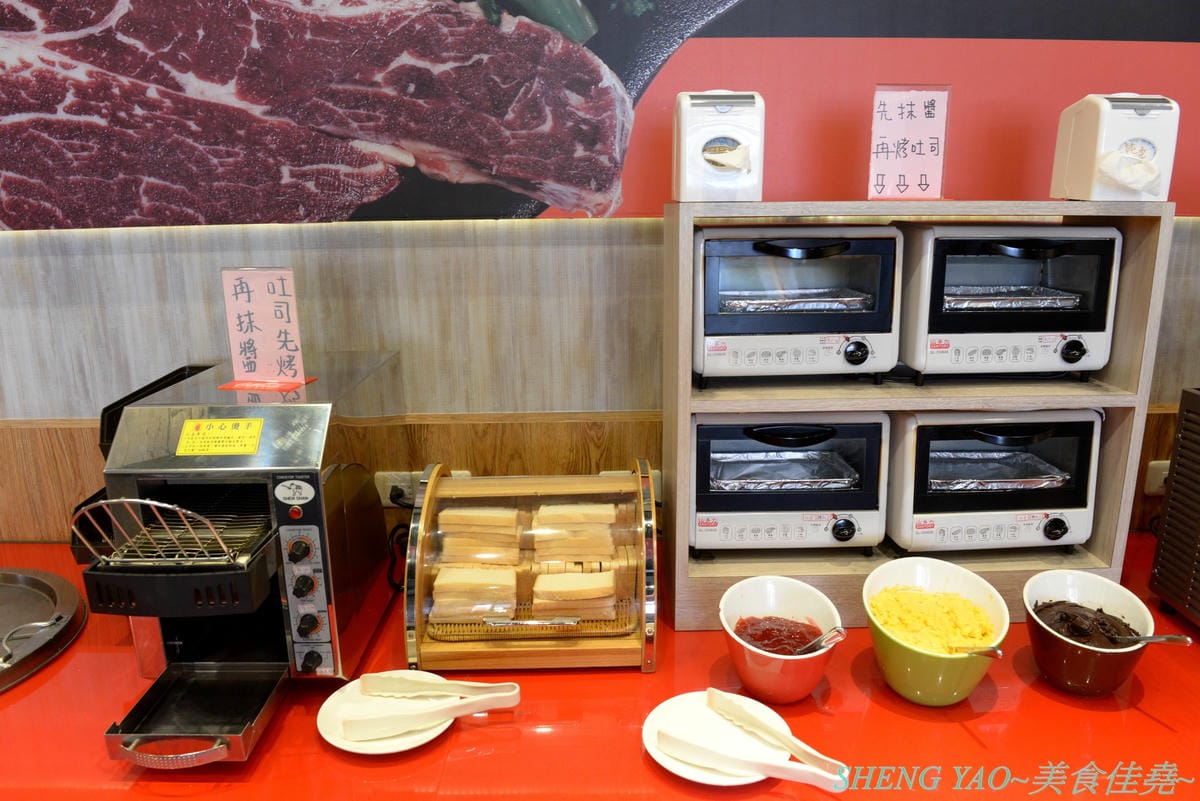 [台中沙鹿]犇頂牛排 二訪 2019新MENU – 不少學生朋友們大推的靜宜商圈好吃牛排館,排餐種類豐富多達近20種,平價消費,最便宜只要150元,肉品都是原肉不用重組肉,自助吧現烤吐司抹香蒜醬超好吃,新