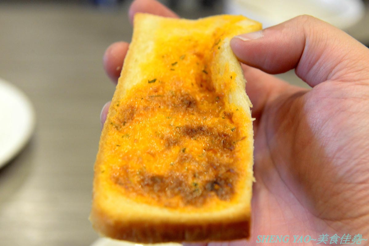[台中沙鹿]犇頂牛排 二訪 2019新MENU – 不少學生朋友們大推的靜宜商圈好吃牛排館,排餐種類豐富多達近20種,平價消費,最便宜只要150元,肉品都是原肉不用重組肉,自助吧現烤吐司抹香蒜醬超好吃,新