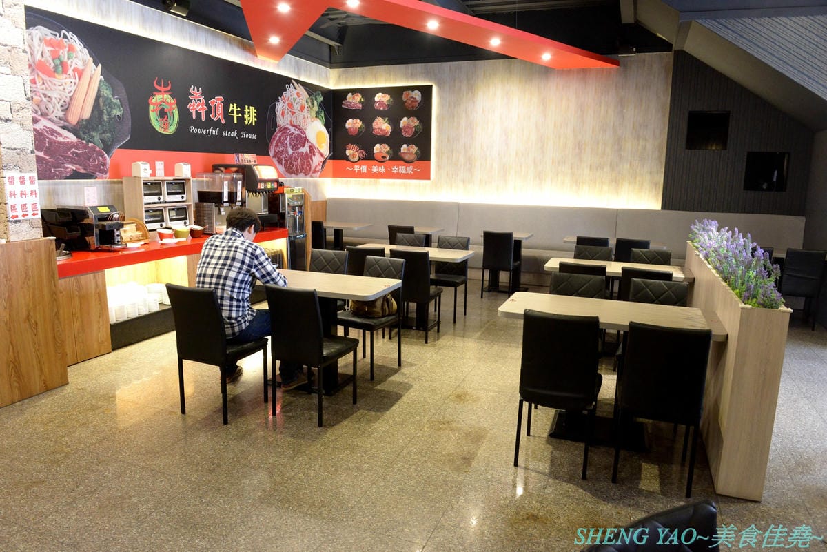 [台中沙鹿]犇頂牛排 二訪 2019新MENU – 不少學生朋友們大推的靜宜商圈好吃牛排館,排餐種類豐富多達近20種,平價消費,最便宜只要150元,肉品都是原肉不用重組肉,自助吧現烤吐司抹香蒜醬超好吃,新