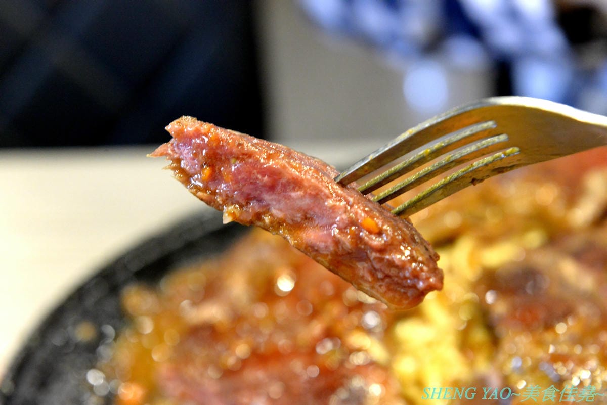 [台中沙鹿]犇頂牛排 二訪 2019新MENU – 不少學生朋友們大推的靜宜商圈好吃牛排館,排餐種類豐富多達近20種,平價消費,最便宜只要150元,肉品都是原肉不用重組肉,自助吧現烤吐司抹香蒜醬超好吃,新