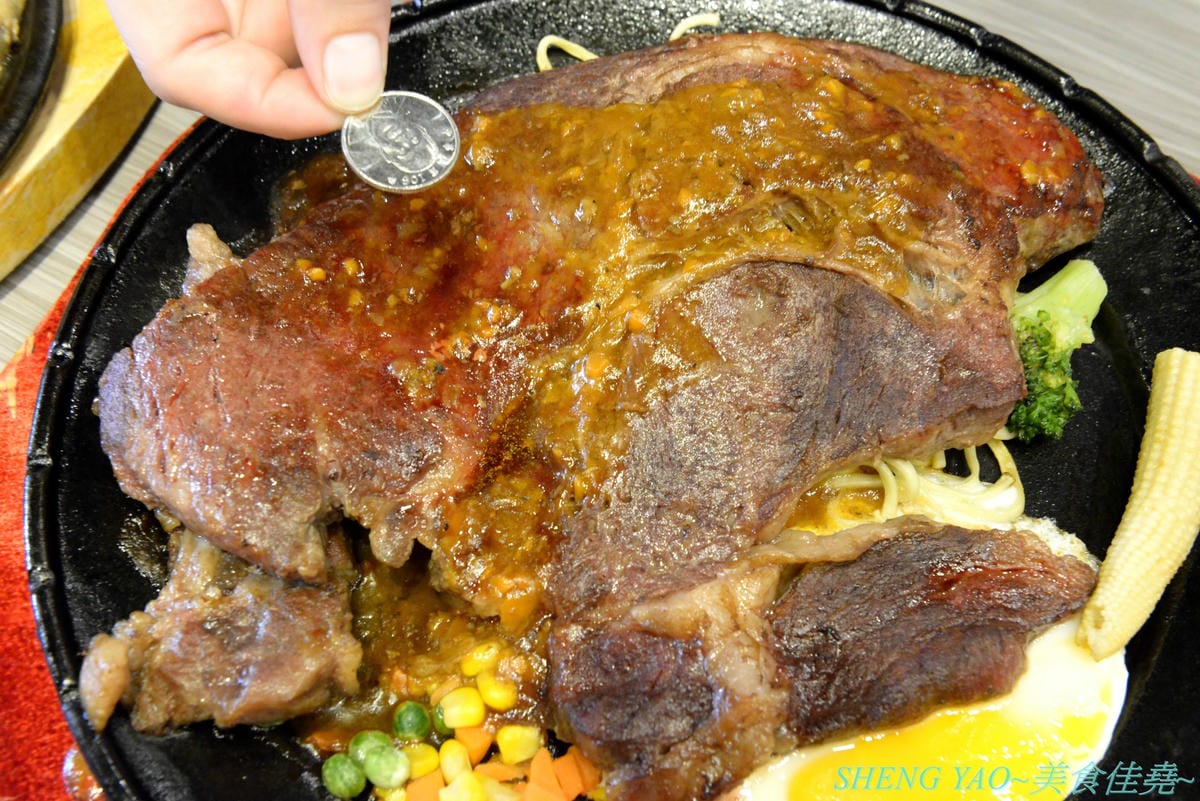 [台中沙鹿]犇頂牛排 二訪 2019新MENU – 不少學生朋友們大推的靜宜商圈好吃牛排館,排餐種類豐富多達近20種,平價消費,最便宜只要150元,肉品都是原肉不用重組肉,自助吧現烤吐司抹香蒜醬超好吃,新